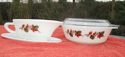 Vintage JAJ English Pyrex, retro sixties Casserole Dish Lid sauce Boat Rose hip