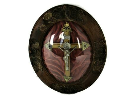 Oval Ornate Wooden Frame Red Velvet Convex Glass Christ Crucifix