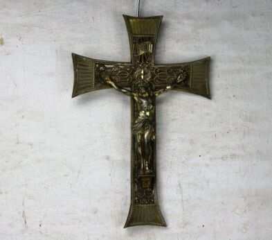 Small vintage Hanging Crucifix Jesus Christ Spelter Ormolu Lace Like 9"
