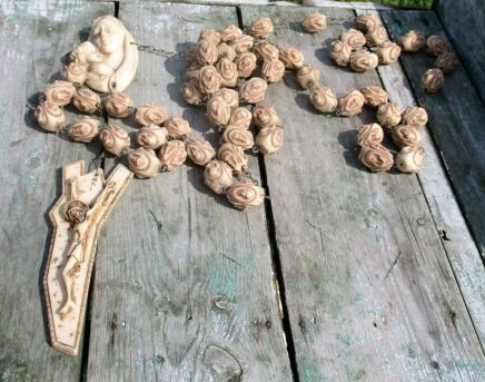 Very Large Italian Vintage Rosary Resin Madonna Virgin Mary Parete Wall Hanging