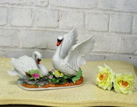 Lovely Sculpture Figurine two Swans Flowers Porcelain