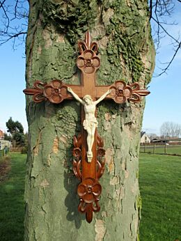 Stunning Large Ornate Carved Wood Hanging Crucifix Fleur de Lis Flowers 33.26