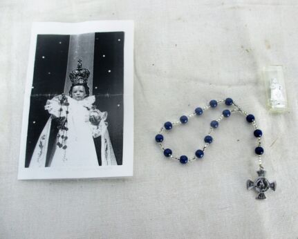 small set Infant of Prague Infant Jesus Santo Nino Traveling figurine rosary prayer card