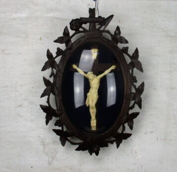 Vintage Wooden Oval Ornate Frame Red Velvet Convex Glass Jesus Christ Crucifix
