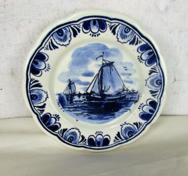 small wall hanging Plate Seaside Sailing Boats Delfts Holland Scalloped 5.51"