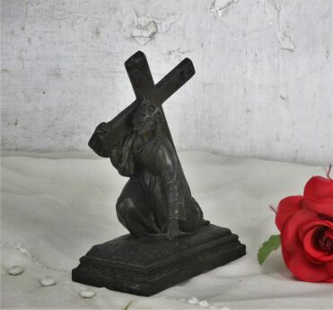Miniature Small statue Figurine Jesus Christ carrying His Cross Spelter Lovely