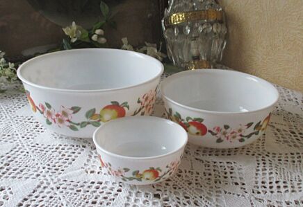 Vintage Retro Arcopal Grapes Pear Leaves Set 3 Bowls