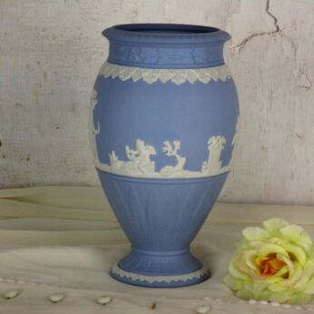 Vase Wedgwood Jasperware Baby Blue Lavendel cherubs muses mythology 7.87"
