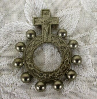 Vintage Catholic Finger Pocket Rosary Ring Crucifix Crown of Thorns Silvertone