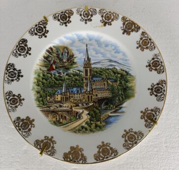 Decorative Collector Plate Lourdes france Virgin Mary Bernadette Madonna 