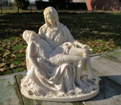 Beautiful White Pieta Statuette Virgin Mary Jesus Madonna Mater Dolorosa Resin