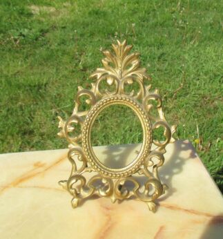 Vintage antique picture frame gold gilt brass oval decorative