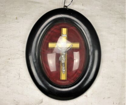 Vintage Wooden Oval Frame Red Velvet Convex Glass Jesus Christ Crucifix