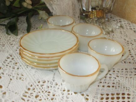 Vintage Anchor Hocking Mocha 4 Cups 5 Saucers Swirled Milk Glass Gold Rim Rare