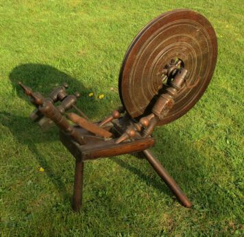 Antique Large Dark Wooden Spinning Wheel Decorative Spindle