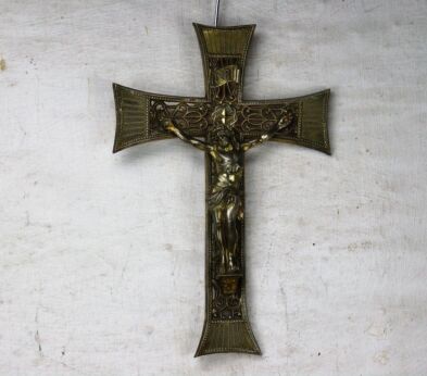 Small vintage Hanging Crucifix Jesus Christ Spelter Ormolu Lace Like 9"