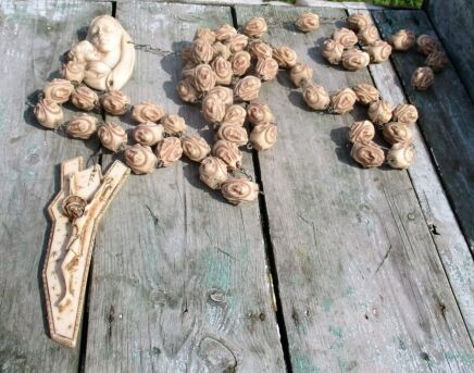 Very Large Italian Vintage Rosary Resin Madonna Virgin Mary Parete Wall Hanging