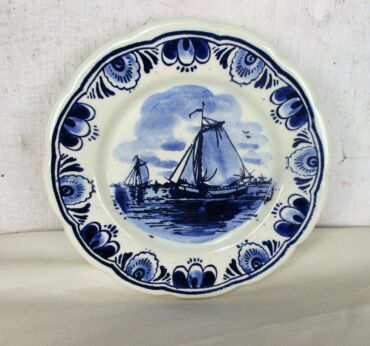 small wall hanging Plate Seaside Sailing Boats Delfts Holland Scalloped 5.51"