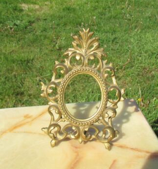 Vintage antique picture frame gold gilt brass oval decorative