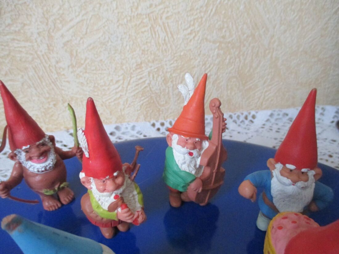 ET3) david le gnome / FIGURINE PVC / 8CM / FEUILLE DE VIGNE